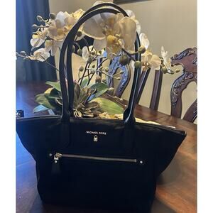 Michael Kors Black Kelsey Travel Tote Everyday Bag Luggage Sleeve Zip Pockets